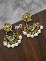The damsel with power pretty pearl Golden earrings.