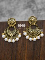 The damsel with power pretty pearl Golden earrings.