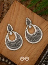 An Elegant Pearl Mesh (Silver) - Embellished Oxidised Collection