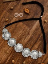 The Emblem of Elegance - Set of Choker and studs