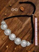 The Emblem of Elegance - Set of Choker and studs