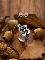 The Lone Flower Toe Ring - Tiny Trinket Collection