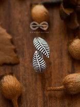 The Chic Leaflet Toe Ring - Tiny Trinket Collection