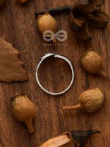 The Chic Leaflet Toe Ring - Tiny Trinket Collection