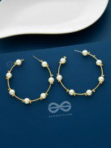 Pearl In The Gap- statement gold and pearl open hoops