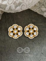 The Classy Elegance - Set of Statement Choker and Studs ( Pearl white)