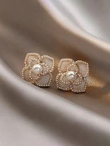 RADIANT DEWFLOWER - GOLDEN ENAMELLED STUDS (WHITE)