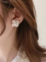 RADIANT DEWFLOWER - GOLDEN ENAMELLED STUDS (WHITE)
