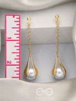 The Hanging Moon- Golden Pearl Earrings