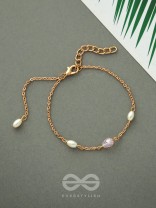The Sunlit Beach- Pearls and Crystal Studded Golden Bracelet