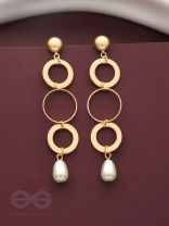 The Drizzly Loops- Golden Pearl Earrings