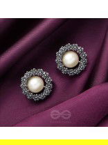 The Snowy Wreath- Oxidised Pearl Stud Earrings