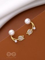 WHITE LIKE TULIPS - GOLDEN PEARL STUDS