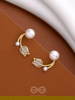 WHITE LIKE TULIPS - GOLDEN PEARL STUDS