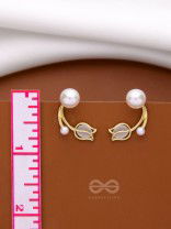 WHITE LIKE TULIPS - GOLDEN PEARL STUDS