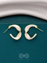 EBB AND FLOW - ENAMELLED TWISTED STUDS (WHITE)
