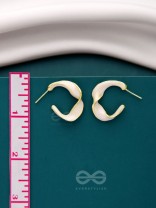 EBB AND FLOW - ENAMELLED TWISTED STUDS (WHITE)