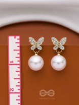 FLY AWAY WITH ME - GOLDEN PEARL EARRINGS