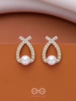 PEARLING WONDER - GOLDEN PEARL STUDS