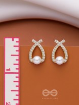 PEARLING WONDER - GOLDEN PEARL STUDS