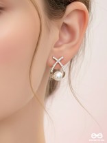 PEARLING WONDER - GOLDEN PEARL STUDS