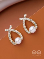 PEARLING WONDER - GOLDEN PEARL STUDS