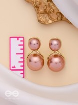 LOOP-DE-LOOP - GOLDEN PEARL STUDS 