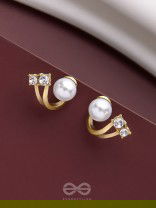 A BLINGING PEARL - GOLDEN STUDS