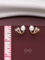 A BLINGING PEARL - GOLDEN STUDS