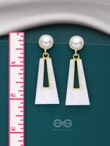 A SASS A DAY - WHITE & GOLDEN DROP EARRINGS 