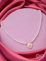 A GLISTENING WHITE PEONY - GOLDEN PEARL NECKPIECE 