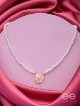A GLISTENING WHITE PEONY - GOLDEN PEARL NECKPIECE 