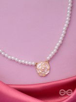 A GLISTENING WHITE PEONY - GOLDEN PEARL NECKPIECE 
