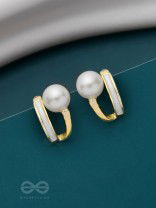 MOONLIT PEARL- ENAMELLED STUD EARRINGS (WHITE)