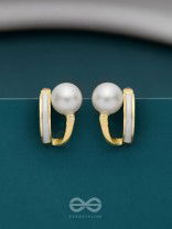 MOONLIT PEARL- ENAMELLED STUD EARRINGS (WHITE)