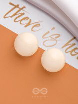 HOPPIN' HAPPINESS - WHITE STATEMENT STUD EARRINGS