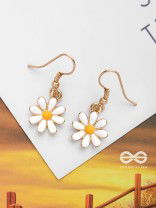LITTLE DAISY DROPS - GOLDEN EMAMELLED EARRINGS