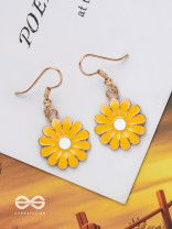 THE LIVELY DAISY - GOLDEN EMBELLISHED EARRINGS