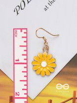 THE LIVELY DAISY - GOLDEN EMBELLISHED EARRINGS