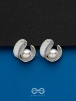 THE CURLY PEARL - GOLDEN EMBELLISHED STUD EARRINGS