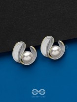 THE CURLY PEARL - GOLDEN EMBELLISHED STUD EARRINGS