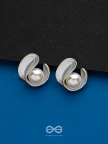 THE CURLY PEARL - GOLDEN EMBELLISHED STUD EARRINGS