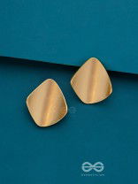 ARCHED AURA - GOLDEN STUD EARRINGS
