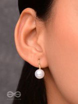 THE GROOVY PEARL - GOLDEN EMBELLISHED EARRINGS