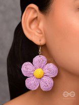 THE FLOWER POWER - STATEMENT WOVEN EARRINGS (LAVENDER)