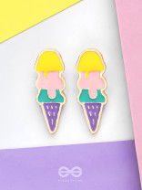 SCOOP 'N SPARKLE - GOLDEN EMBELLISHED STUD EARRINGS