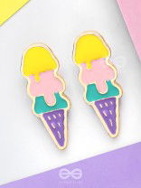 SCOOP 'N SPARKLE - GOLDEN EMBELLISHED STUD EARRINGS