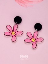 LITTLE ARTIST LILY - CASUAL ACRYLIC EARRINGS (PINK)