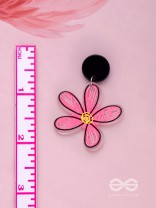 LITTLE ARTIST LILY - CASUAL ACRYLIC EARRINGS (PINK)