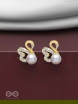 CHARMING SWANS - SPARKLING PEARL STUDS